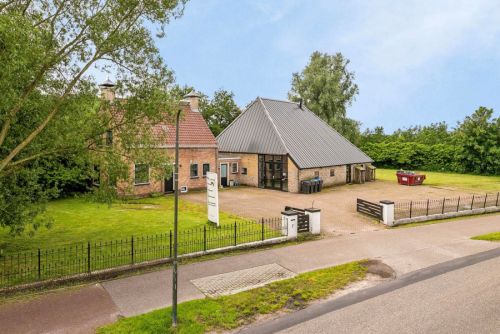 Woning met verbouwde schuur bij gebied de Friese Wouden